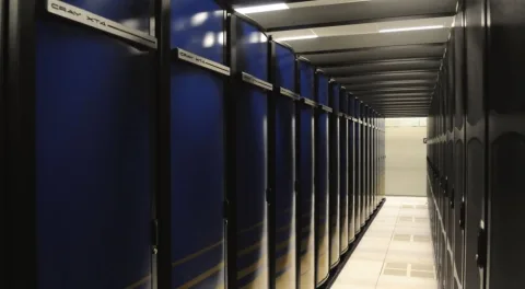 Un corridoio fra armadi di server in un centro dati: è lì che vive l'archivio di Google, e non tutte le pagine ci entrano